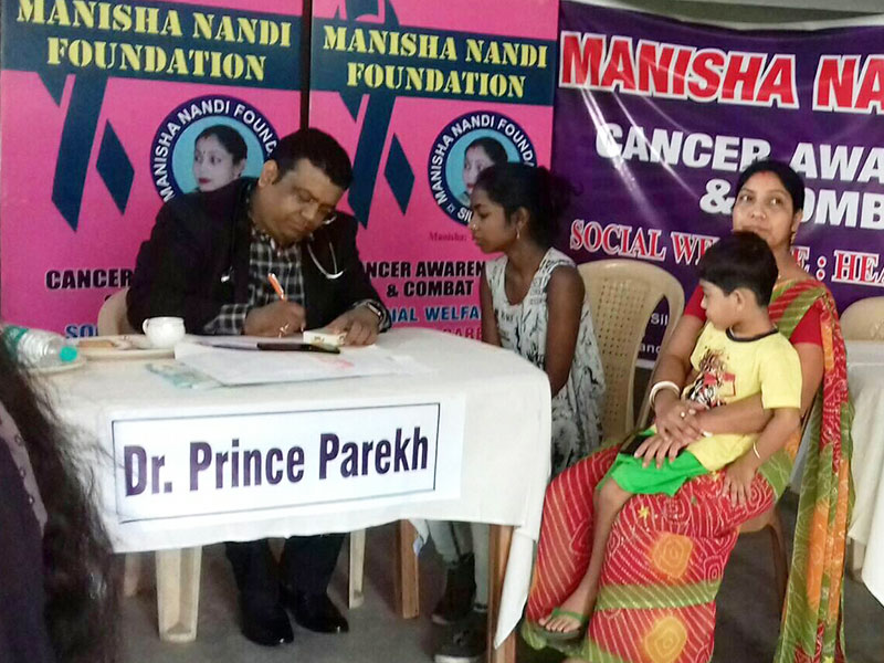 Dr Prince Parakh giving Health Talk to parents and children. A Health check up camp organised by Manisha NANDI foundation where he saw more than 50 children.